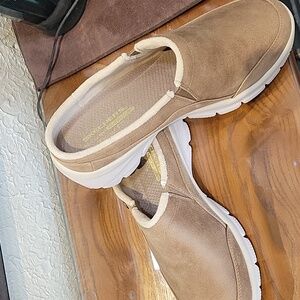 Skechers slip on size 8.5
